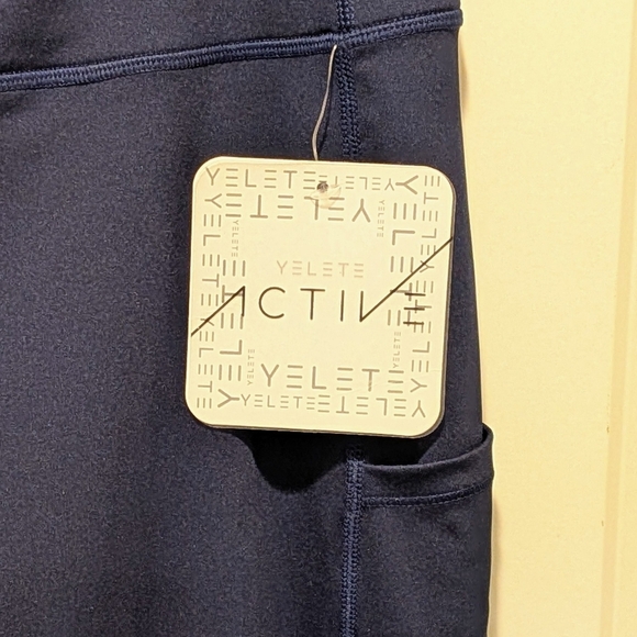 NWT Yelete Active 2XL Navy Blue Multi Pocket Capri Leggings - Picture 2 of 7
